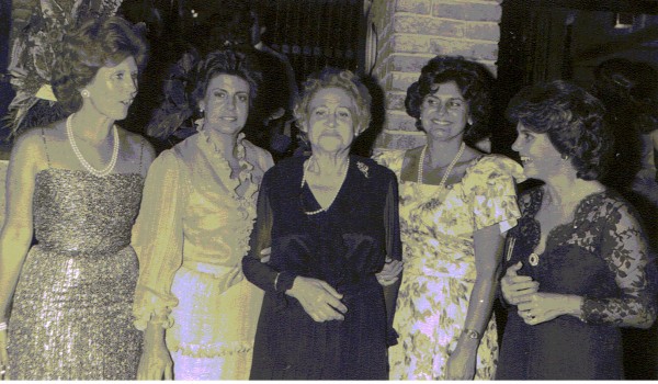 Noela, Blanca, Raquel y LucÃ­a con su madre Blanca Hughes M